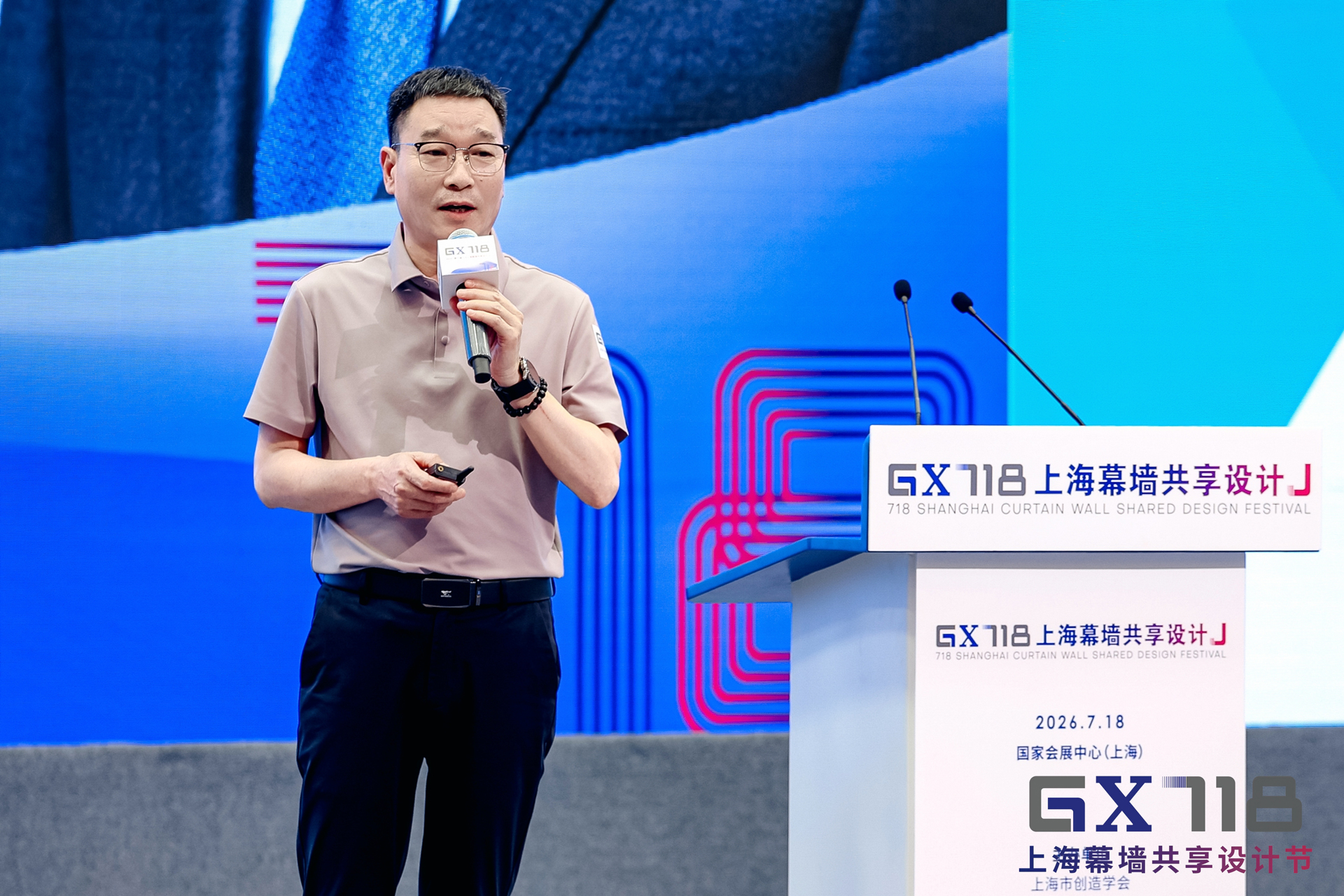 178468132486419136D2.jpg 兰迪发表主题演讲.jpg