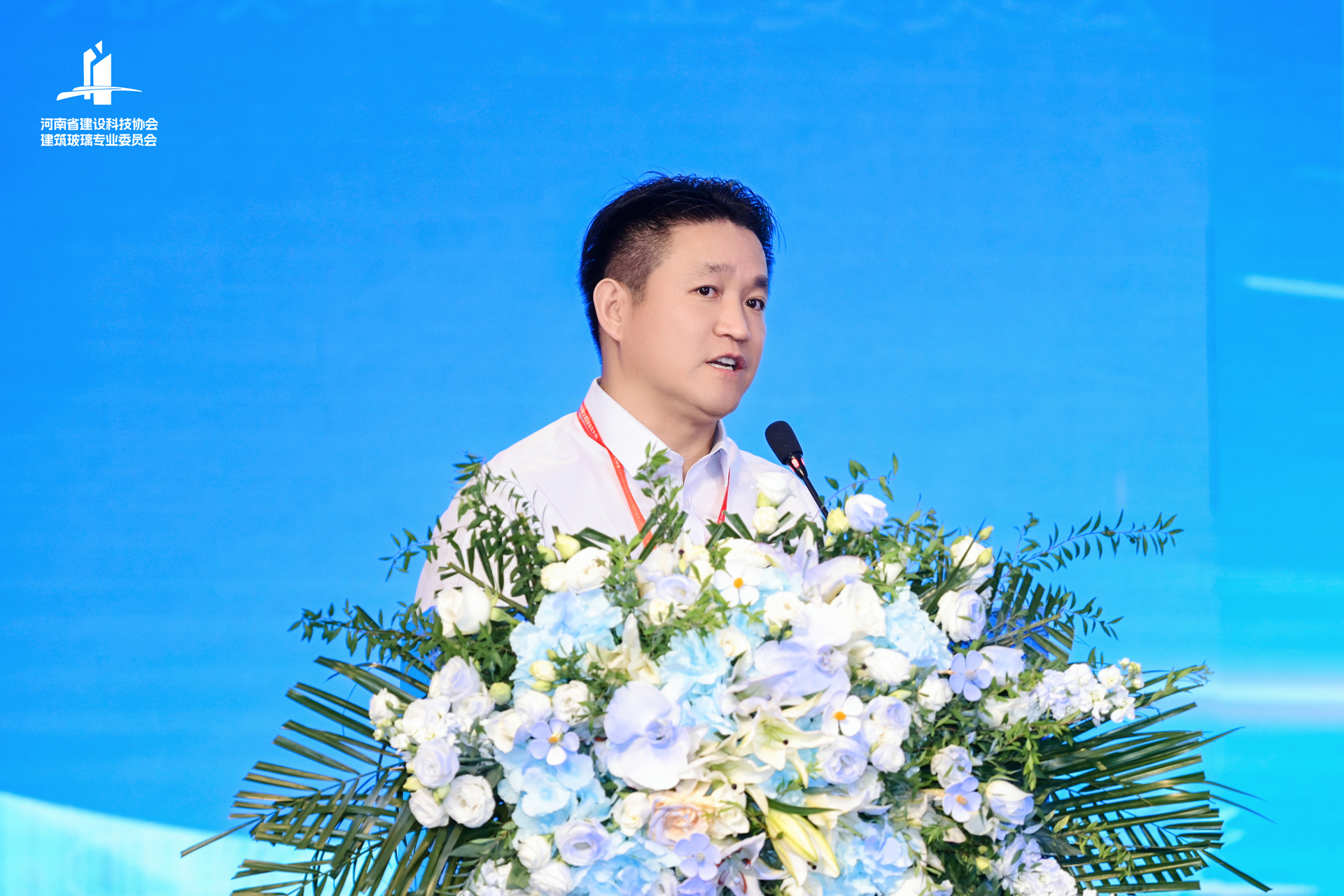 洛阳兰迪机器大中华区销售总监张志远在河南建筑玻璃专委会会员大会上台演讲